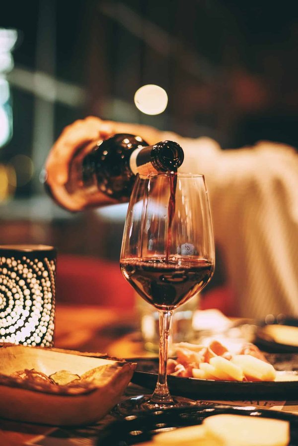 Explorer le monde du vin rouge : un guide des cépages et accords